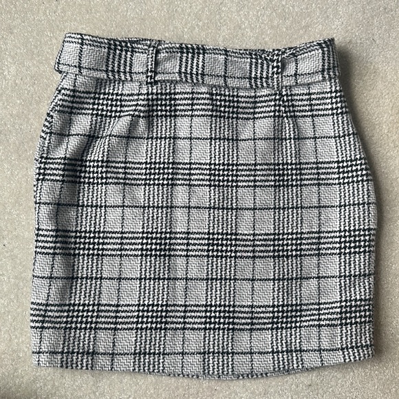 Black, gray, white plaid, belted, mini skirt, size small - Picture 3 of 6